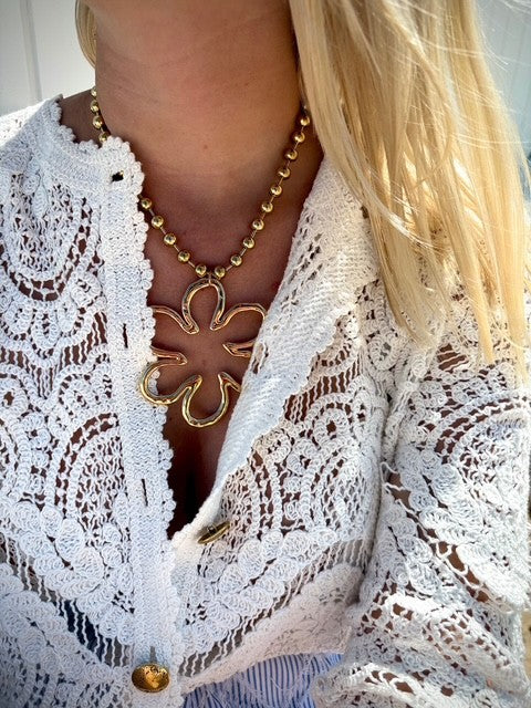 The Huge Flower Necklace