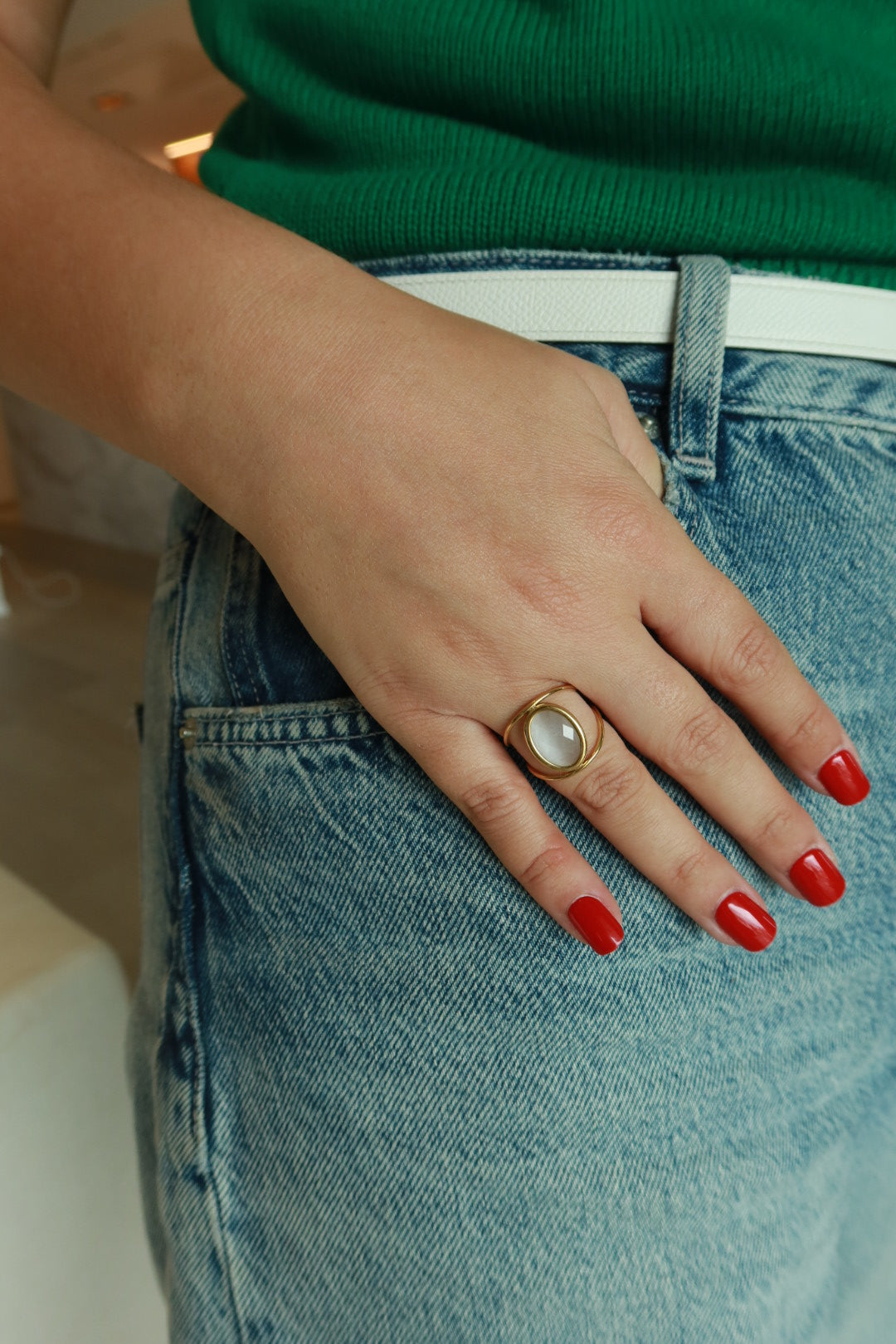 WHITE OVAL RING