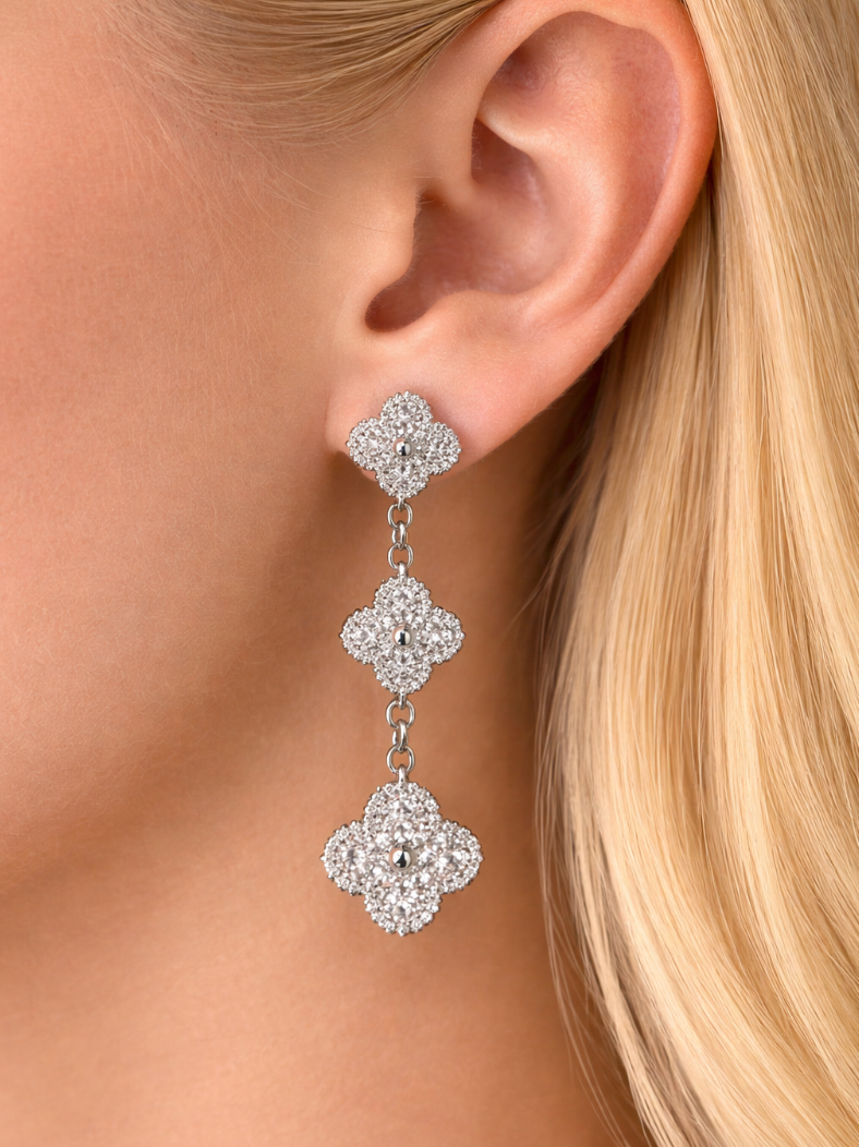 Zilveren oorbellen met drie bloemen