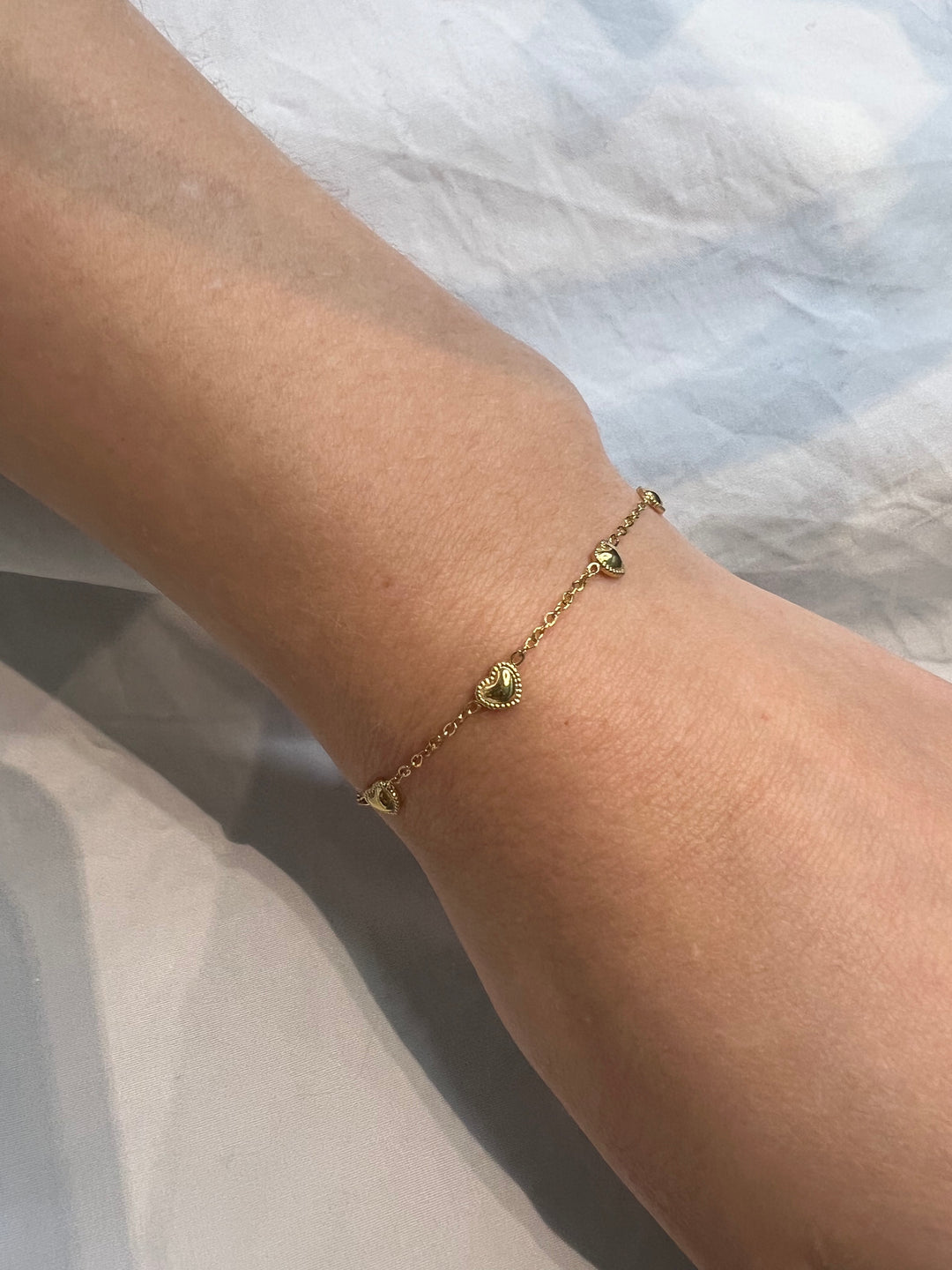 Armbandje met kleine hartjes
