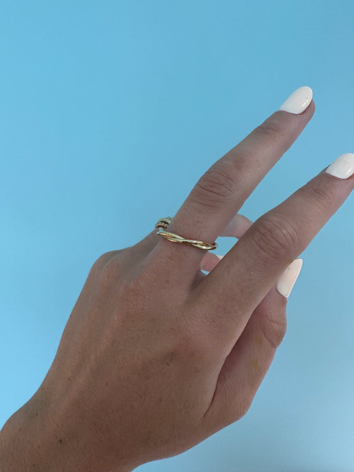 Fijne gouden gedraaide ring