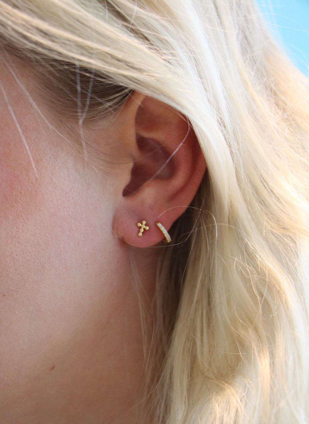 Dot Mini Cross Earstud